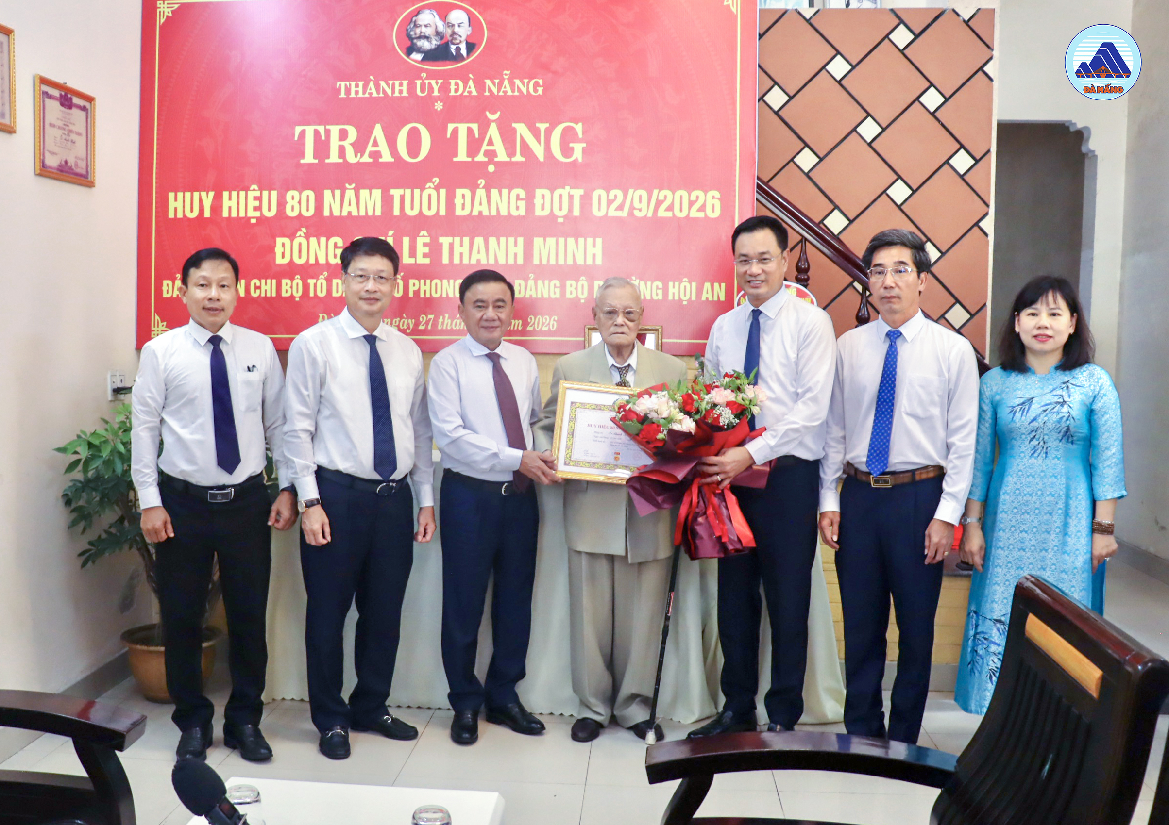 Trao huy hieu Dang 2 9 2026 3 1787885159