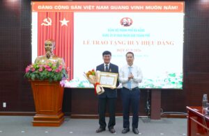 Trao huy hieu Dang phuog Hai Chau 8-2026_2