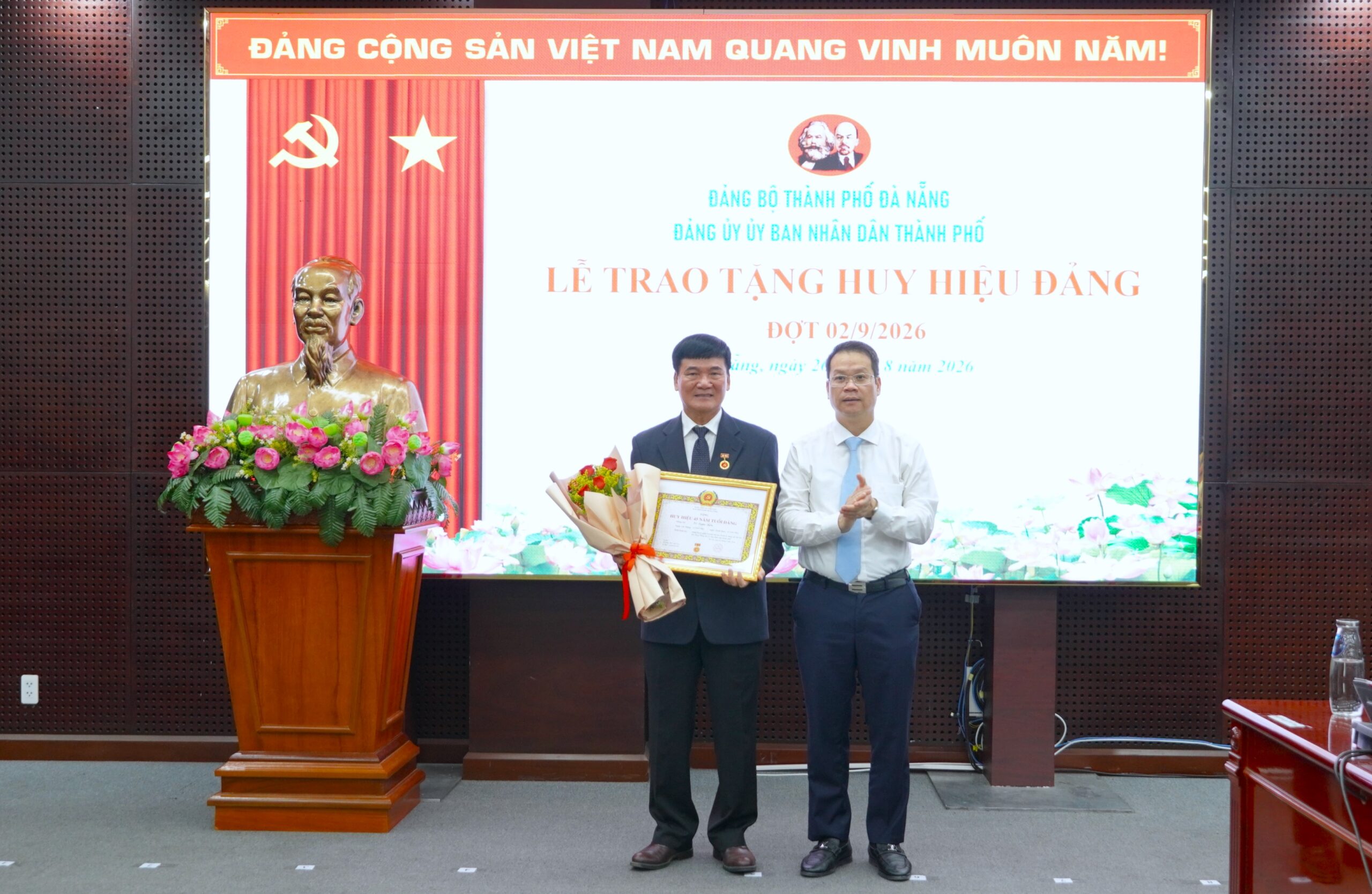 Trao huy hieu Dang phuog Hai Chau 8 2026 2 1787799443 scaled