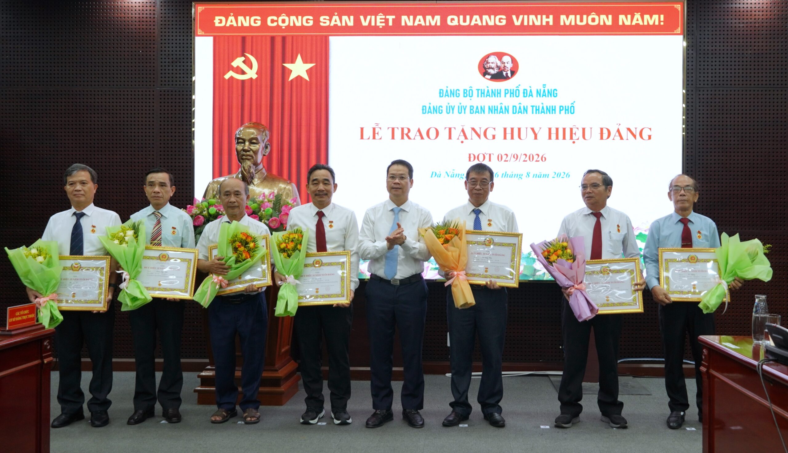Trao huy hieu Dang phuog Hai Chau 8 2026 4 1787799424 scaled