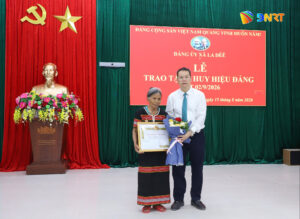 Trao huy hieu Dang tai xa La Dee
