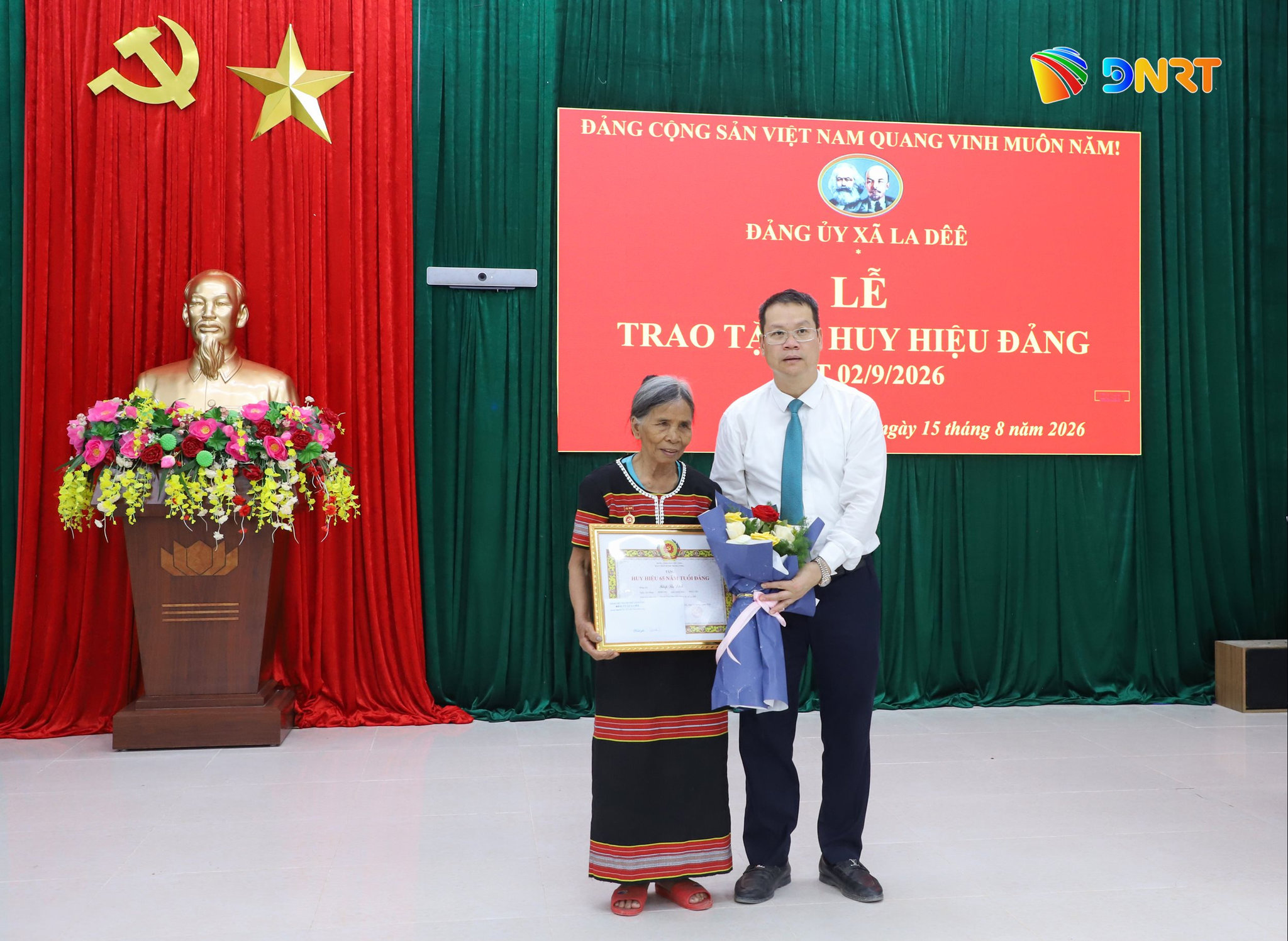 Trao huy hieu Dang tai xa La Dee 1786939297