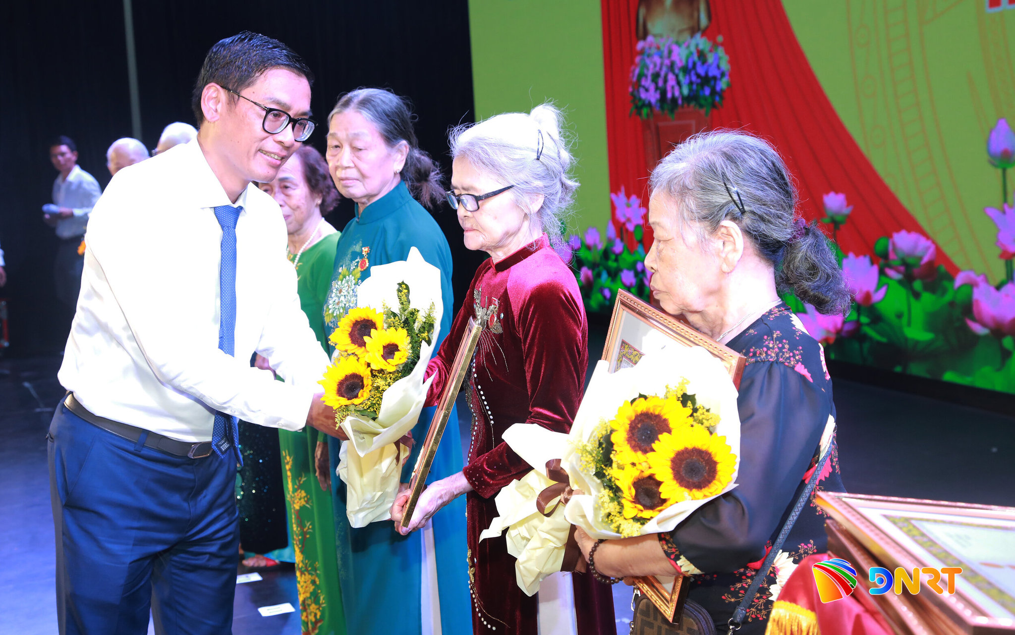 Trao huy hieu dang 9 2 2026 1 1787711981