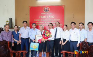Trao huy hieu dang 9-2-2026_7