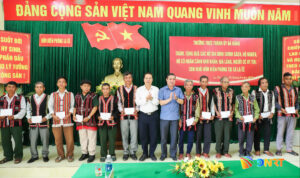 Trao qua cho ho ngheo xa La Ee 15-08-2026_1