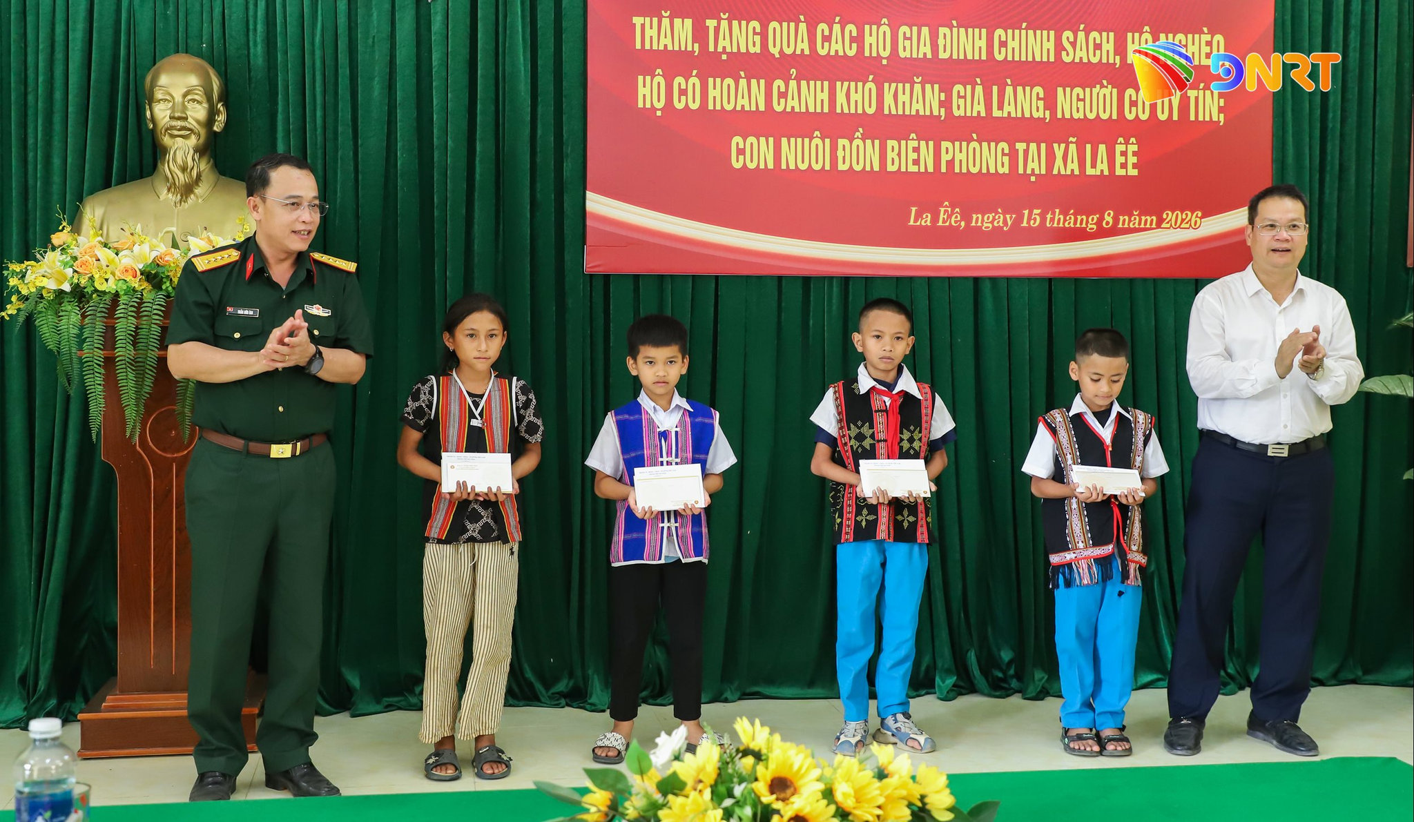 Trao qua cho ho ngheo xa La Ee 15 08 2026 2 1786939244