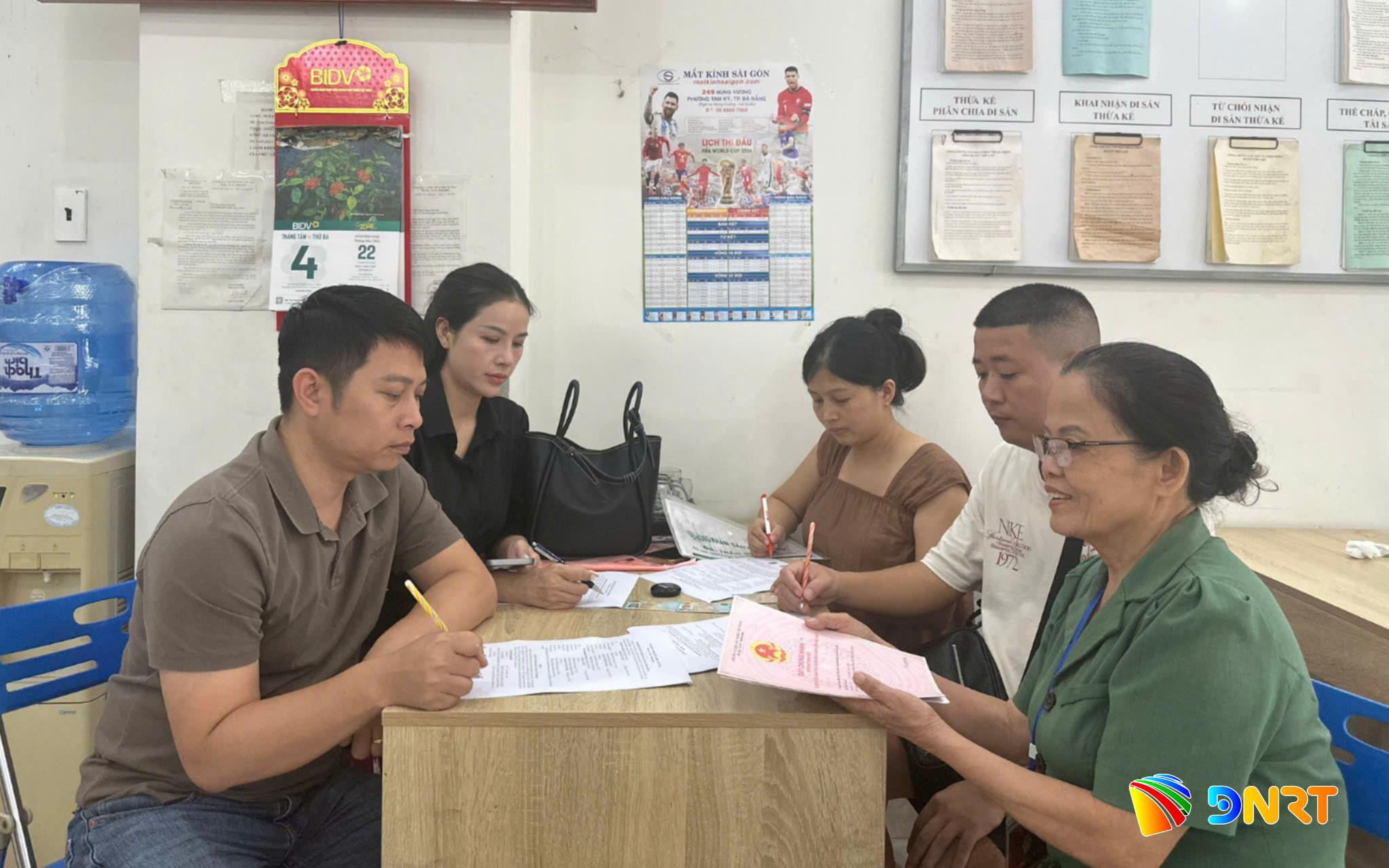 Van phong cong chung Dinh Thi Hien 1786068251