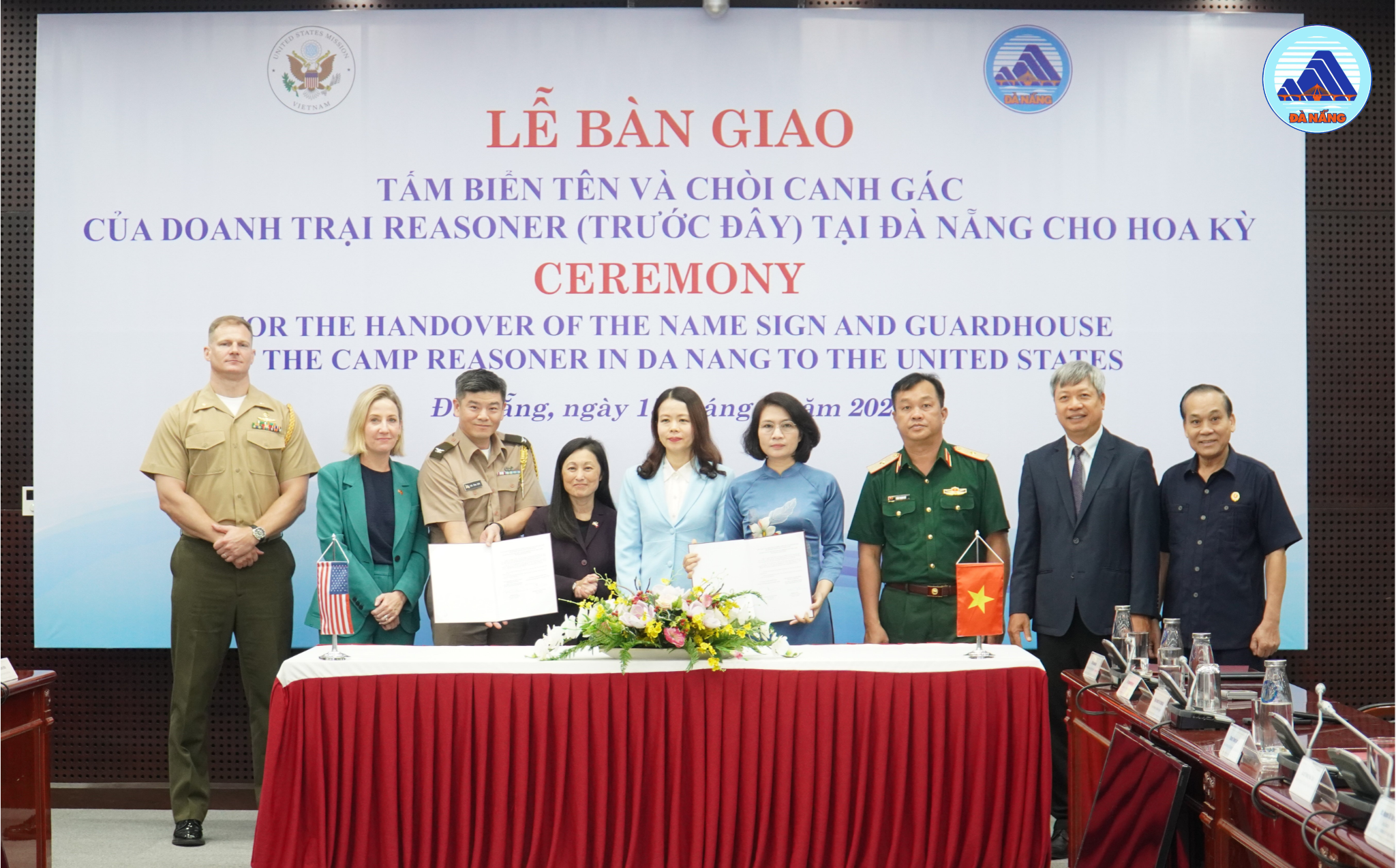 Ban giao bien ten va choi canh gac trai Reasoner cho My 1 1789525637