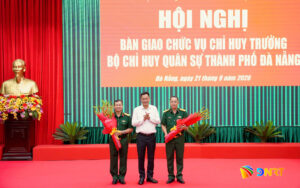 Ban giao chuc chi huy truong BCH quan su thanh pho 9-2026_1