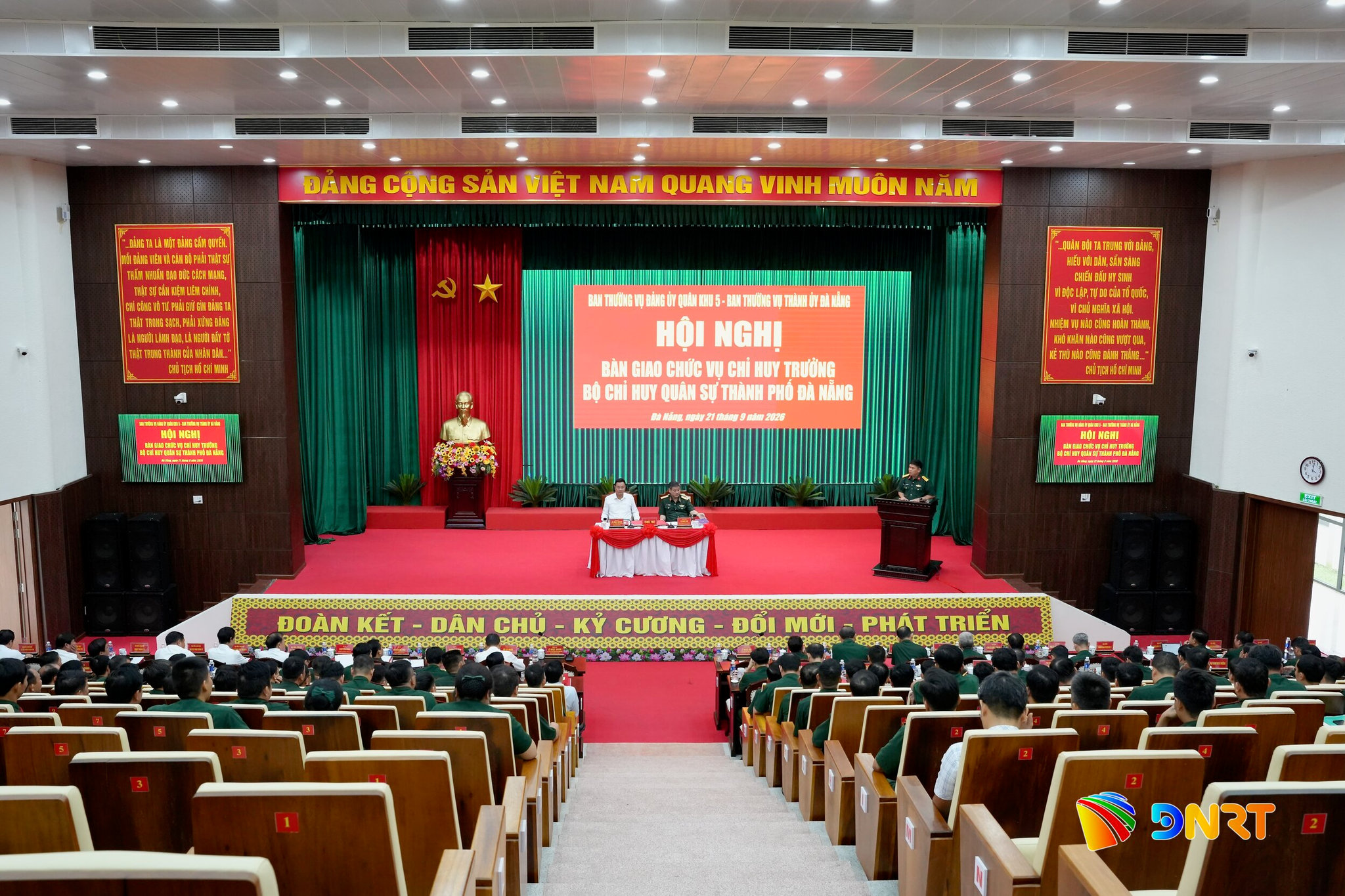 Ban giao chuc chi huy truong BCH quan su thanh pho 9 2026 5 1790044978