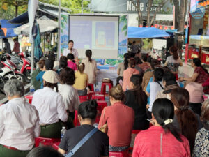 Phụ nữ tiểu thương các chợ, các nhóm sinh kế dịch vụ ẩm thực tham dự buổi truyền thông