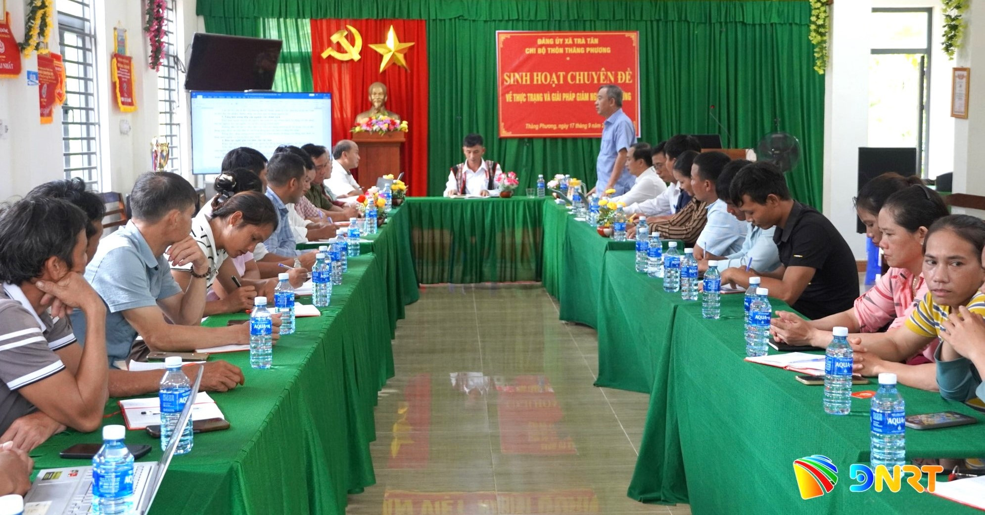 Sinh hoat chuyen de chi bo thon Thang Phuong 1789701063