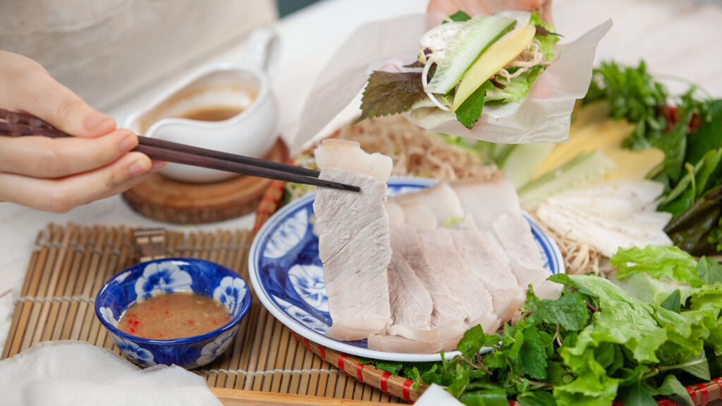 Món ngon Đà Nẵng: Bánh tráng cuốn thịt heo