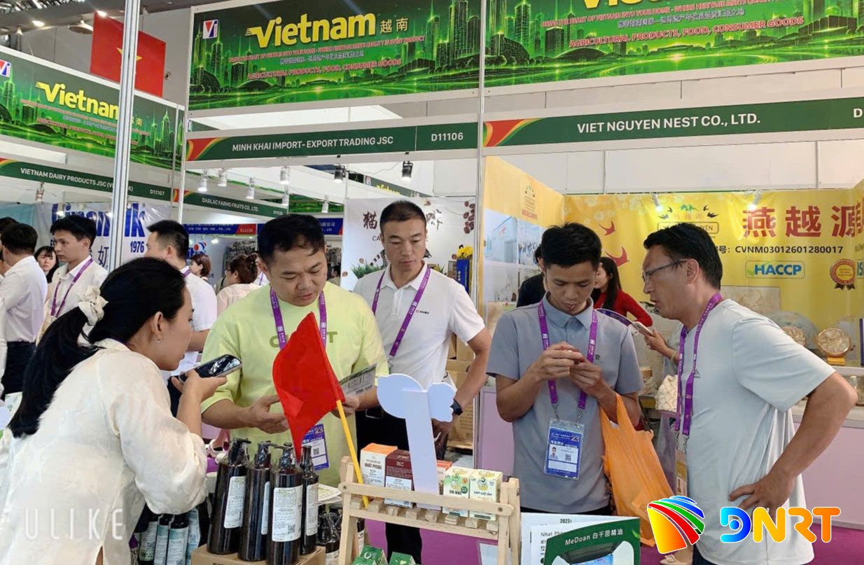 gian hang cua doanh nghiep da nang thu hut nhieu khach tham quan mua sam. anh doan cong tac cung cap 1789713323
