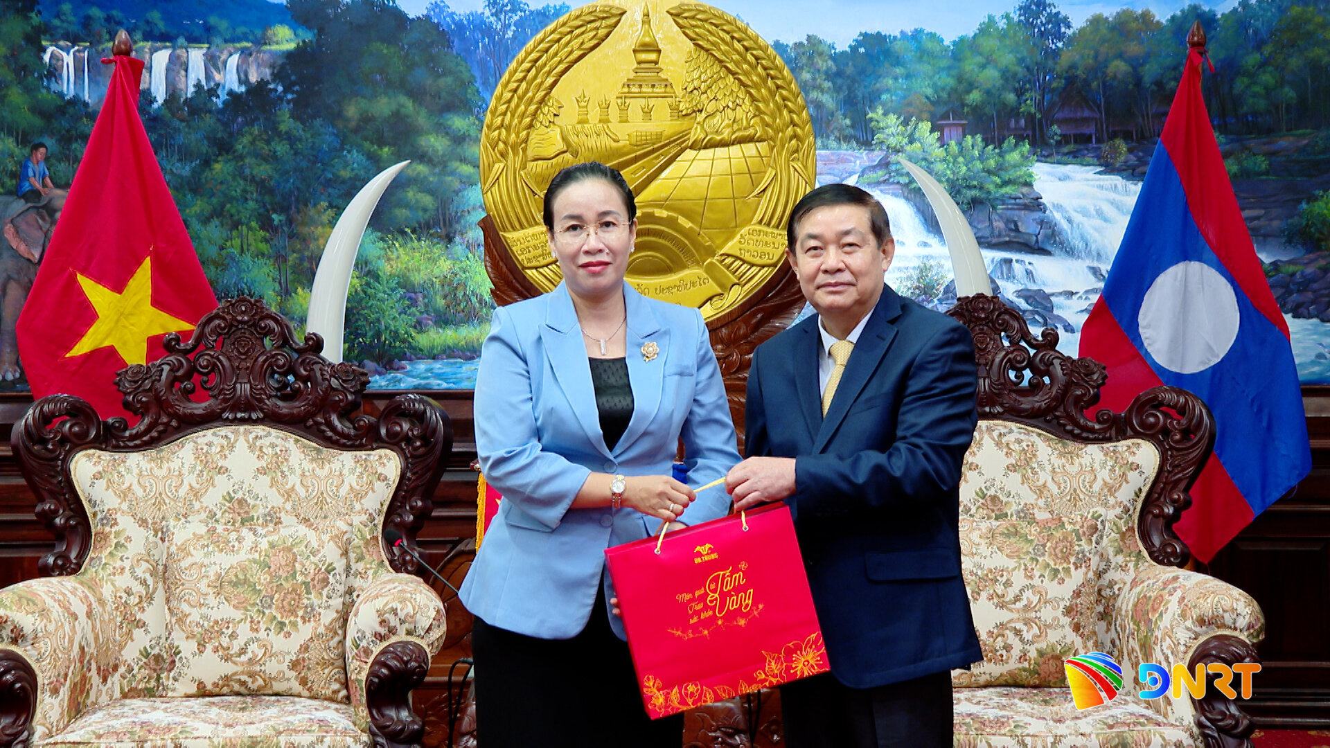 pct thi trao qua cho lanh dao tinh1 1789542526