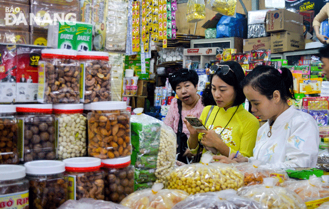 1 du khach mua hang tai da nang