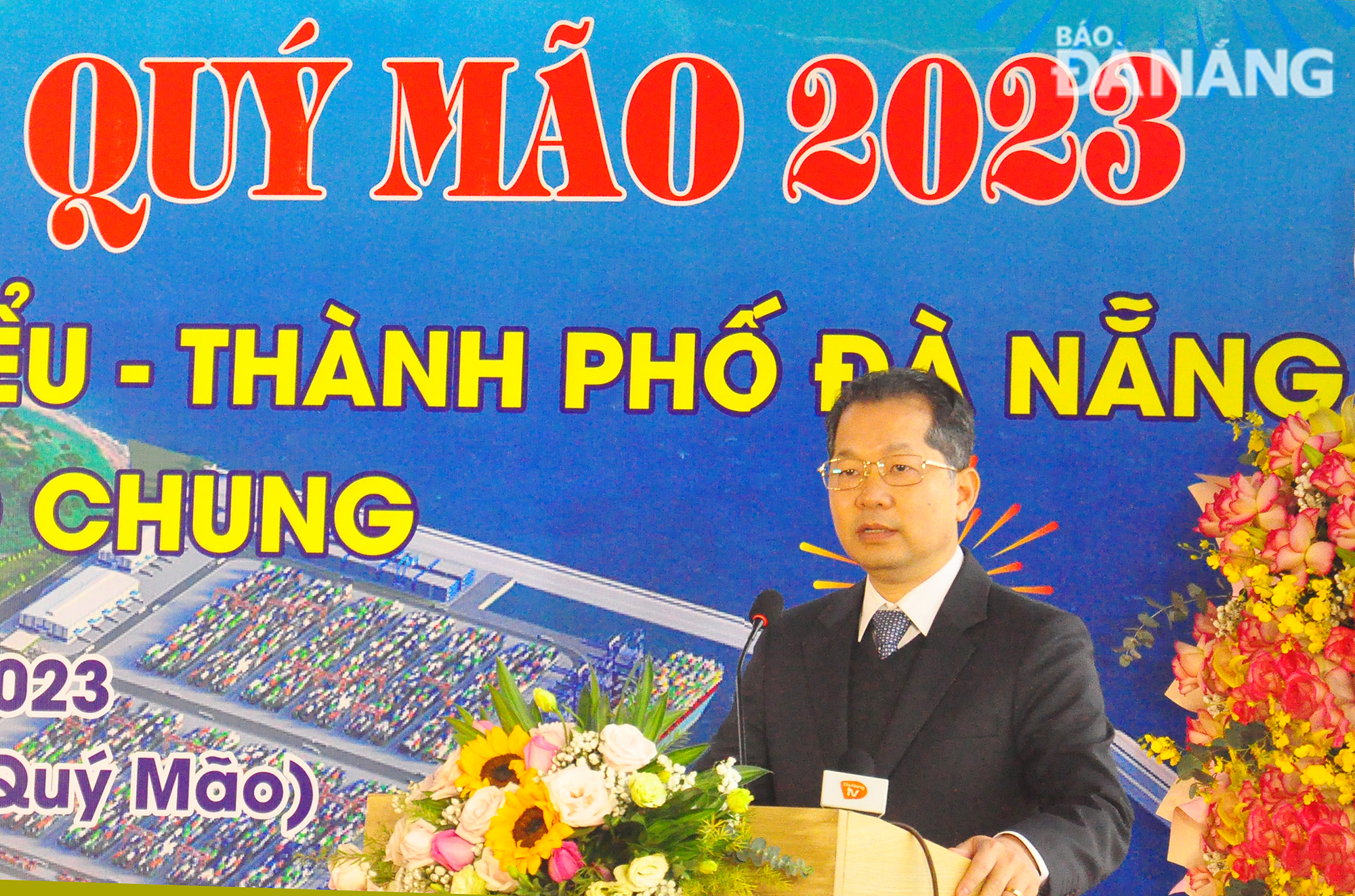 1 lanh dao thanh pho du le ra quan dau nam 1