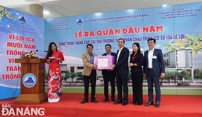 1 lanh dao thanh pho du le ra quan dau nam 7