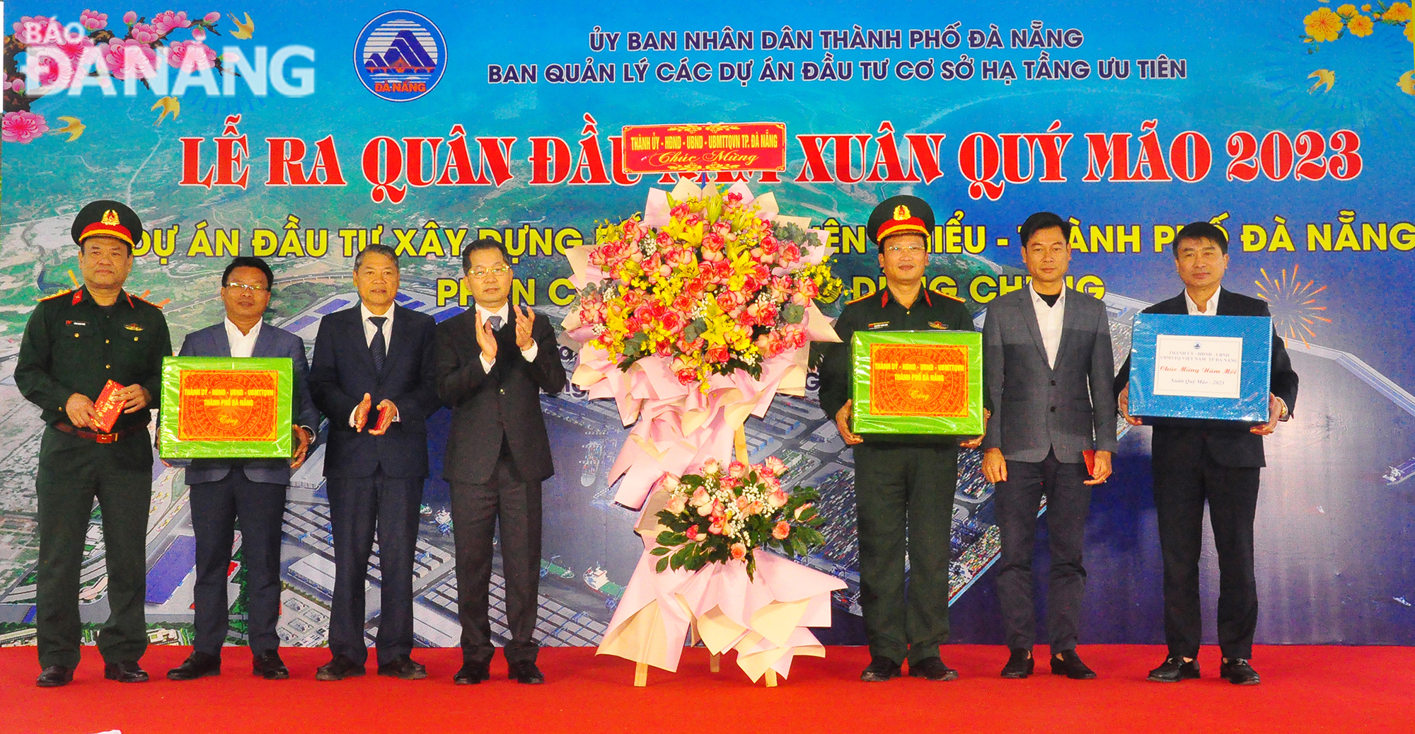 1 lanh dao thanh pho du le ra quan dau nam