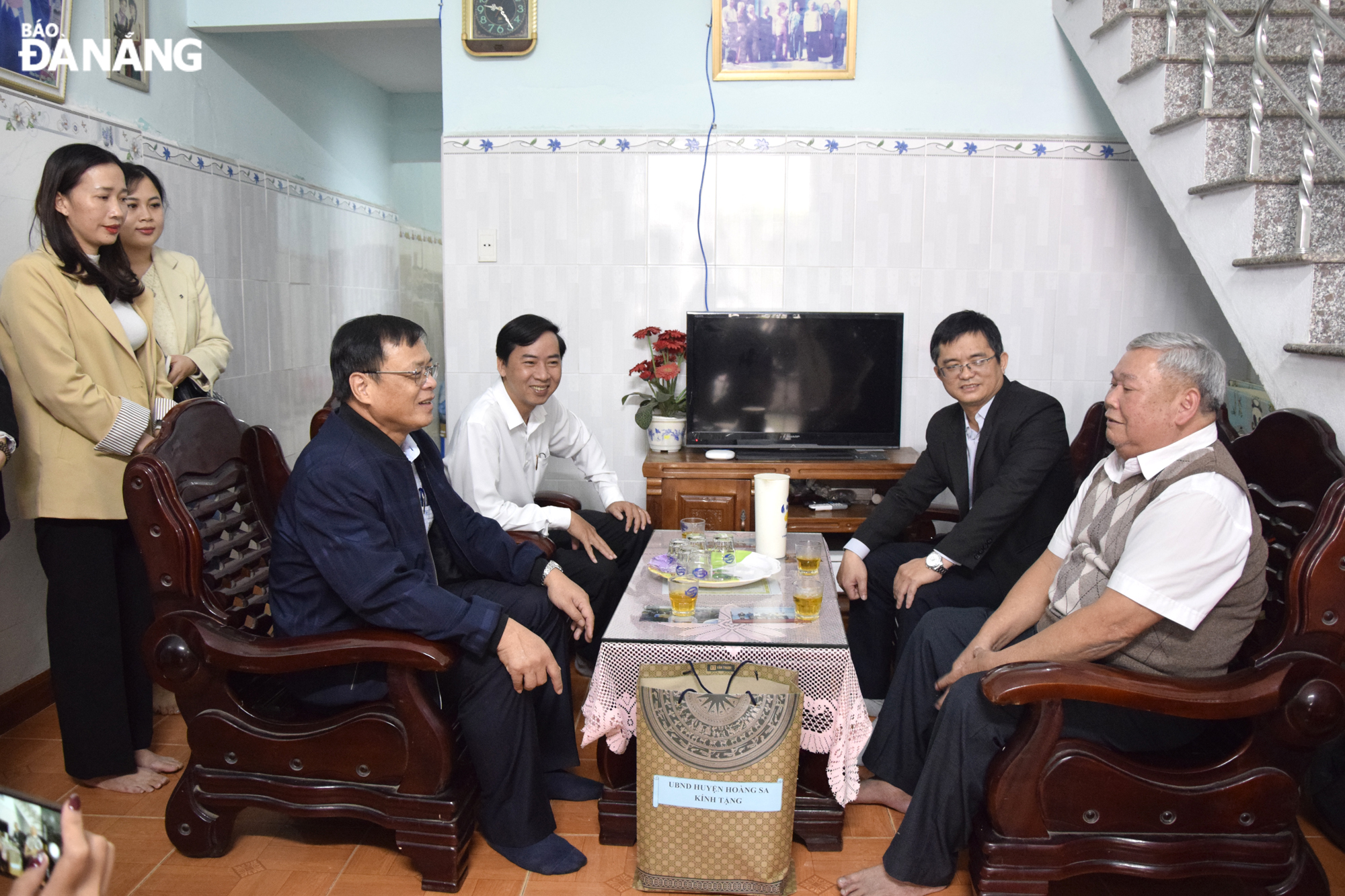 1 tham va tang qua tet nhan chung hoang sa 1