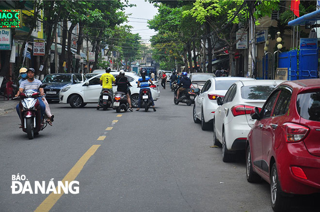 1 xe dau duoi long duong