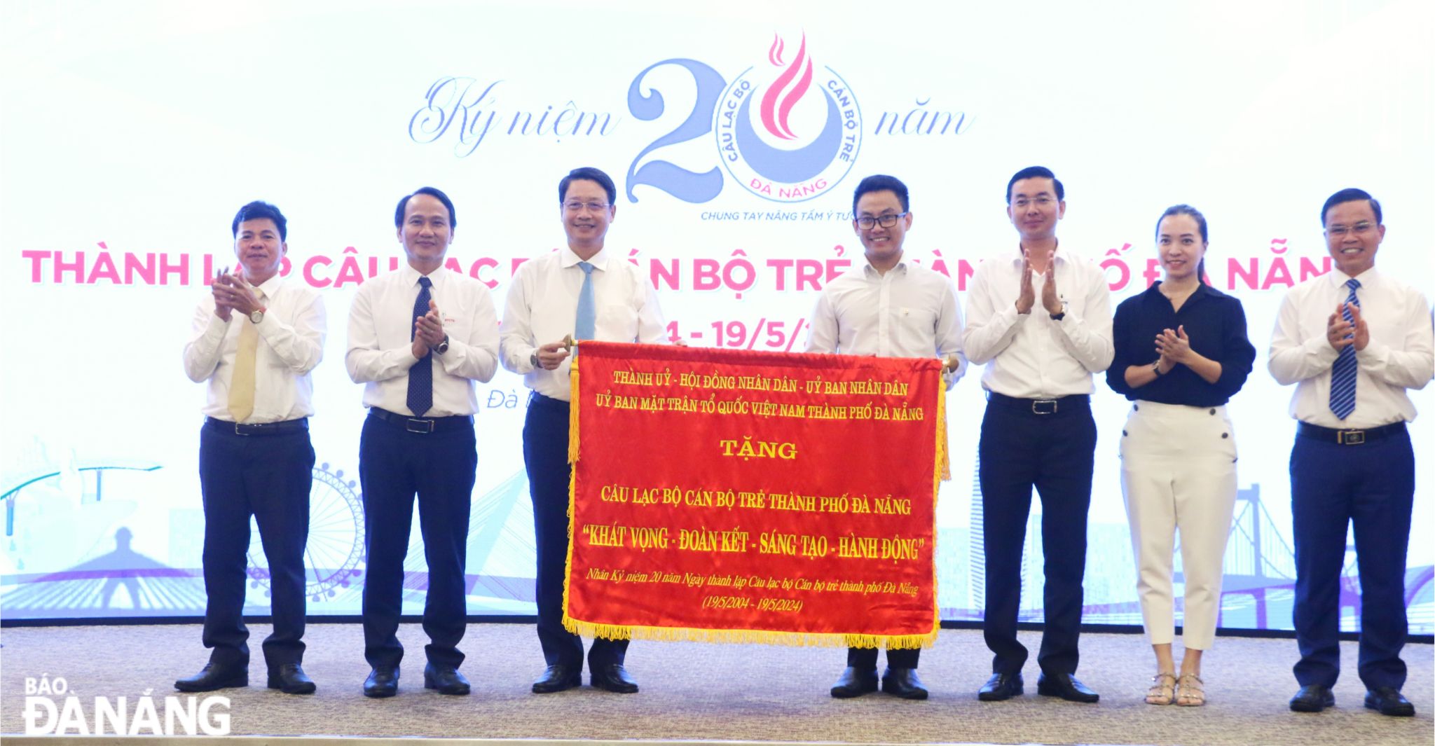 20 nam clb can bo tre 1