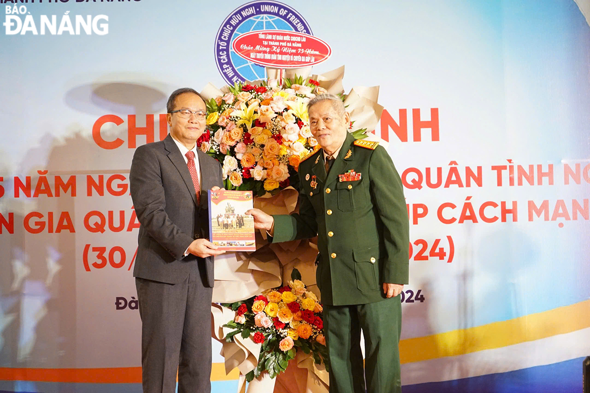 75 nam quan tinh nguyen giup cm lao 1