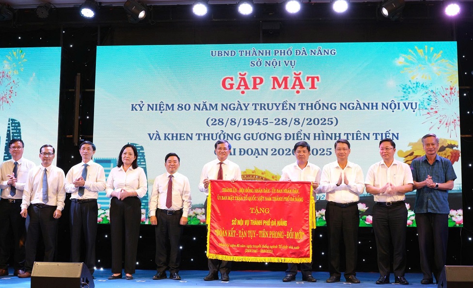 80 nam nganh noi vu 1