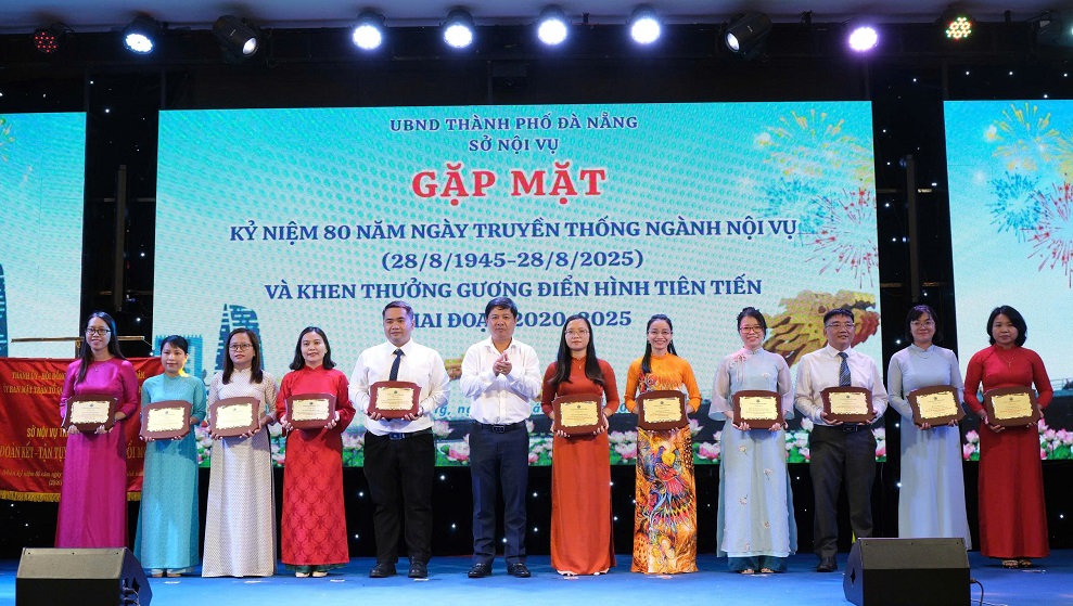 80 nam nganh noi vu 2