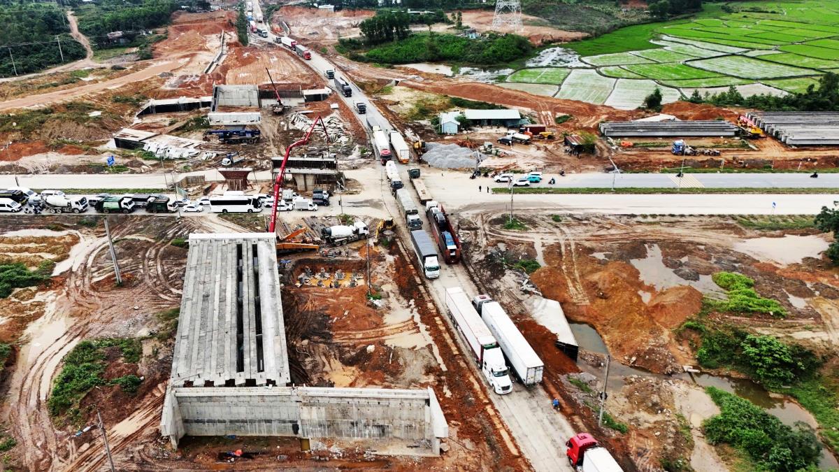 90 ngay dem tang toc thi cong hoa lien tuy loan 2