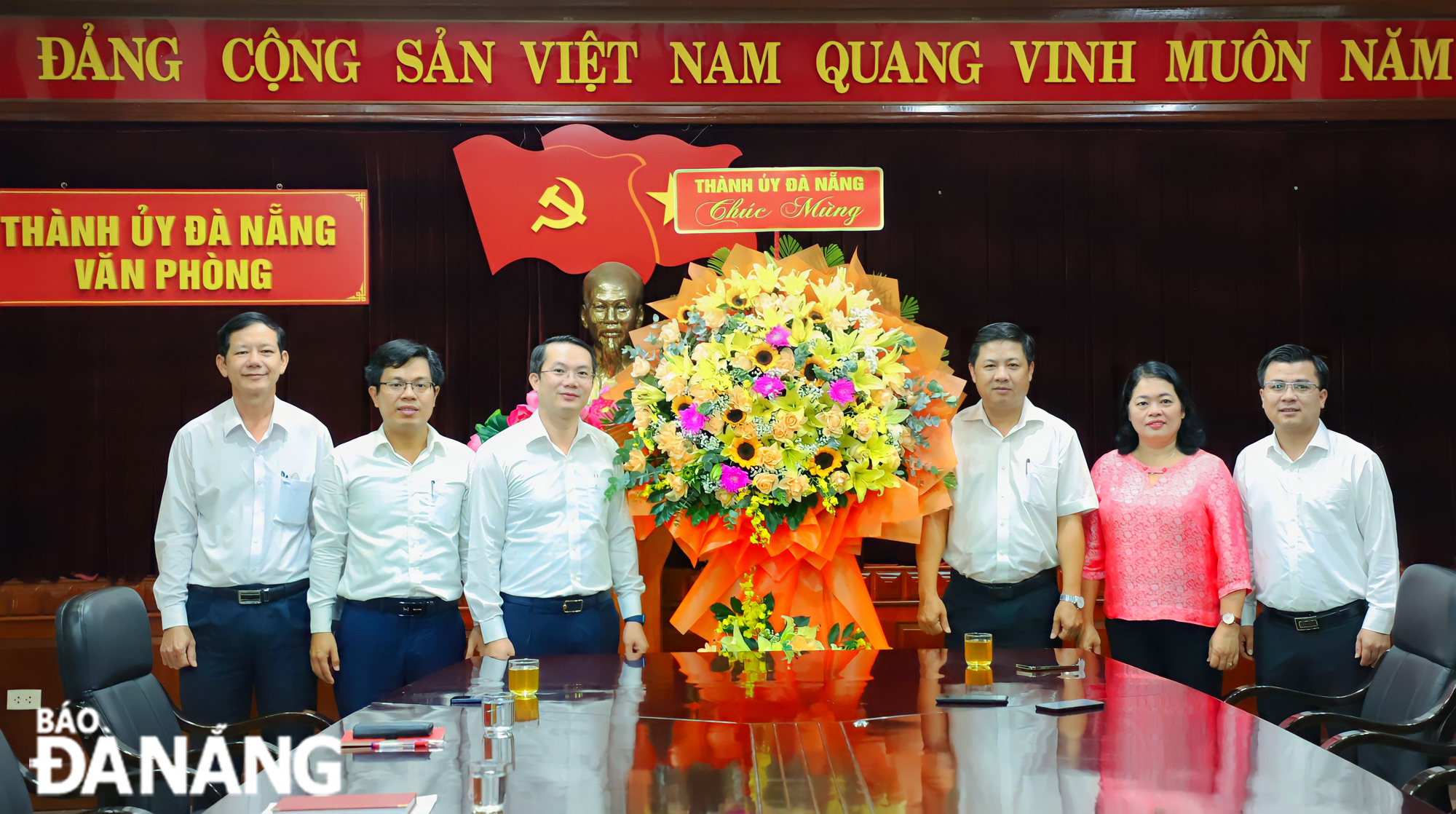 92 nam ngay truyen thong van phong cap uy