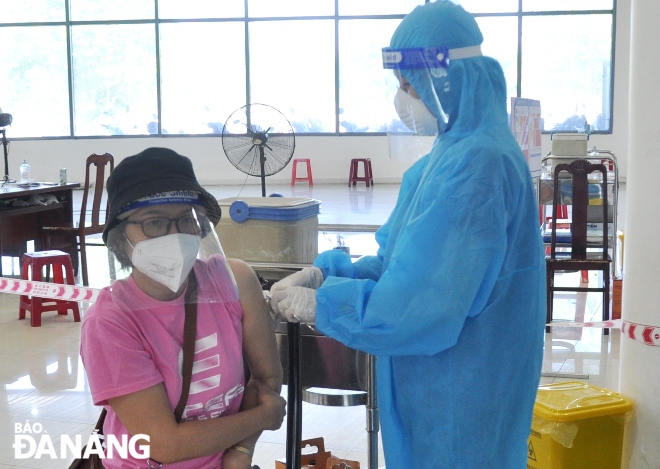 a healthcare profesional administering a covid 19 vaccine