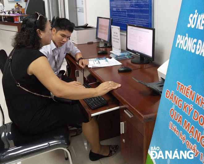 assisting a resident to register business online