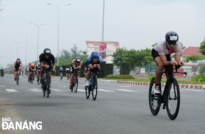 athletes competing in a 2 loop 90km cycle race