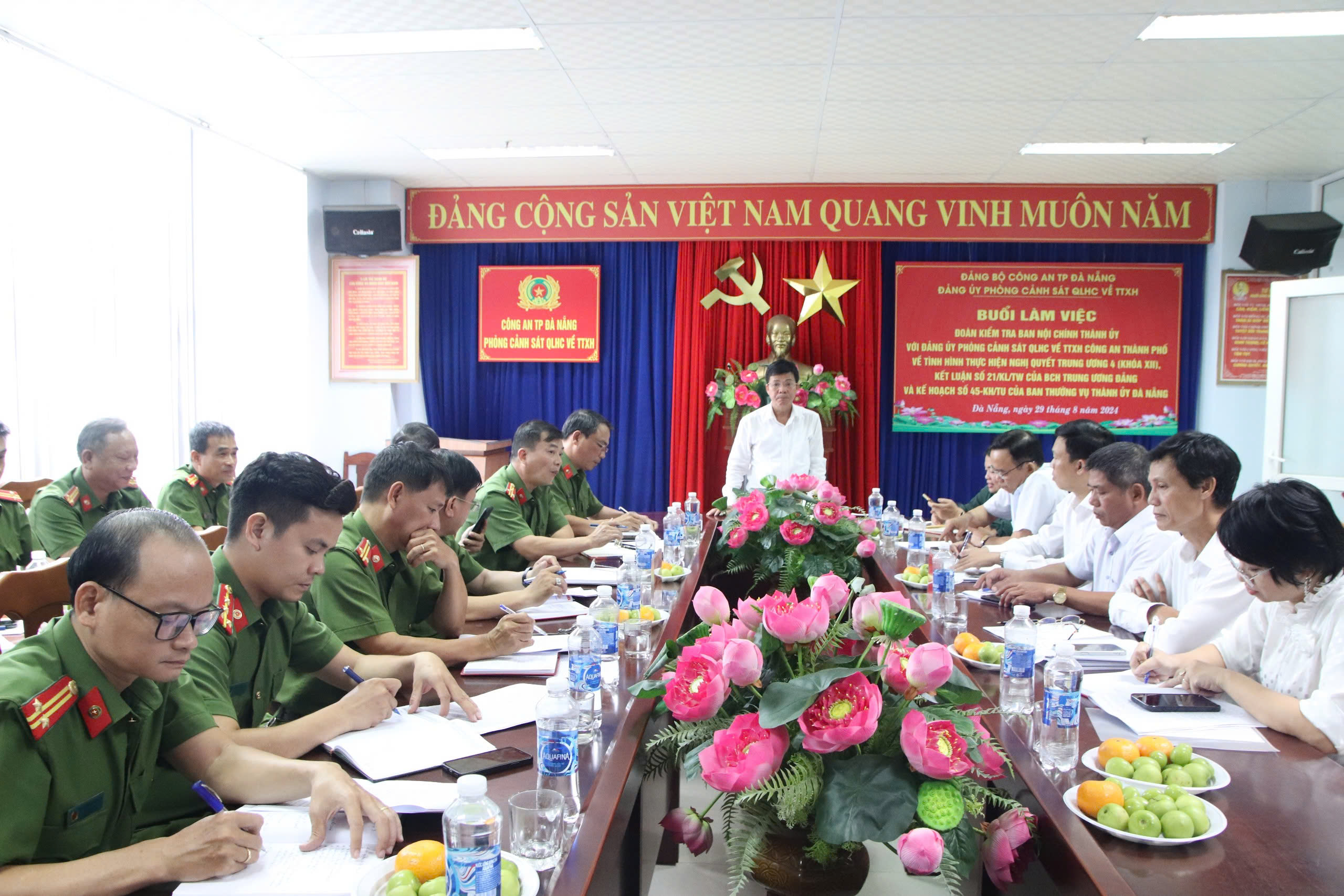 ban noi chinh lam viec voi pc06