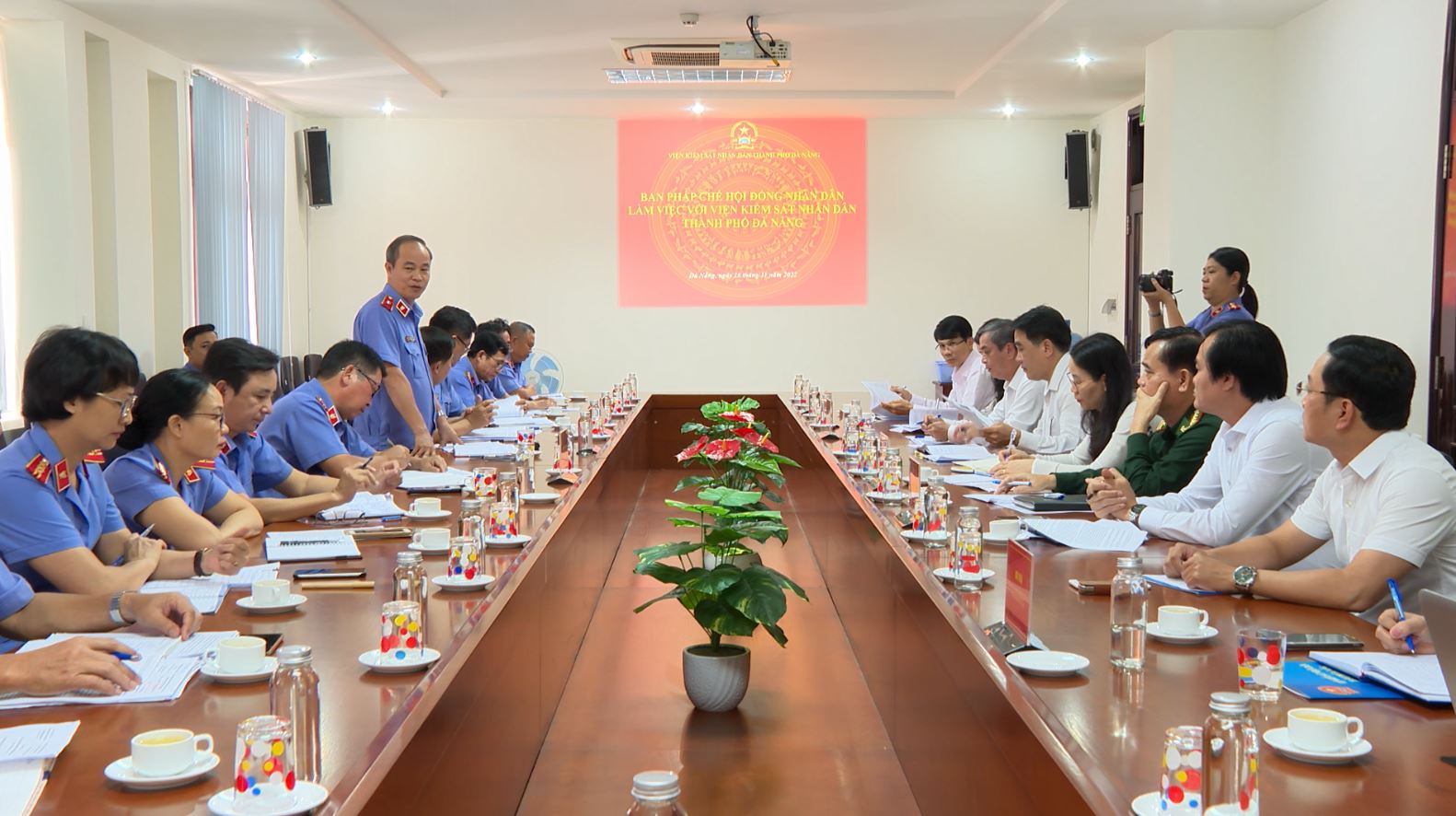 ban phap che lam viec voi vien kiem sat