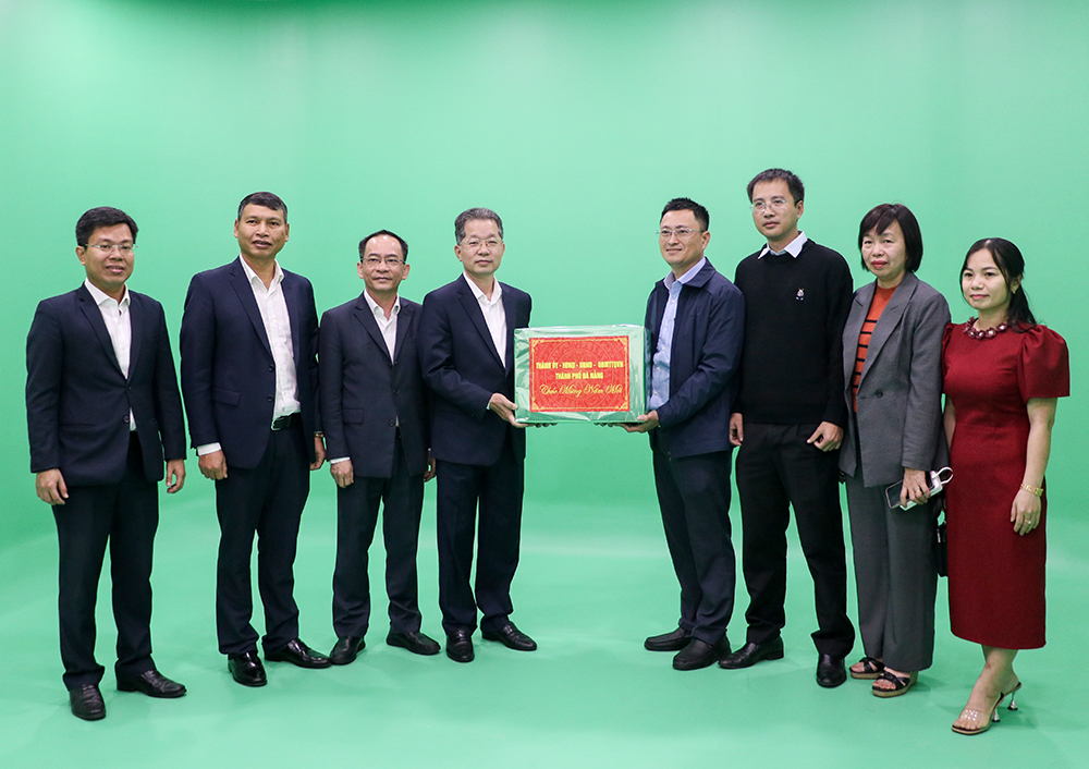 bi thu thanh uy di tham cac don vi tet nam 2025 3
