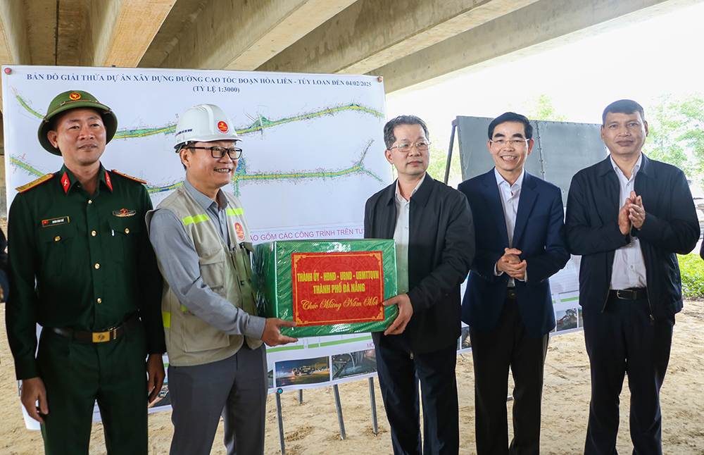 bi thu thanh uy di tham cac don vi tet nam 2025 5