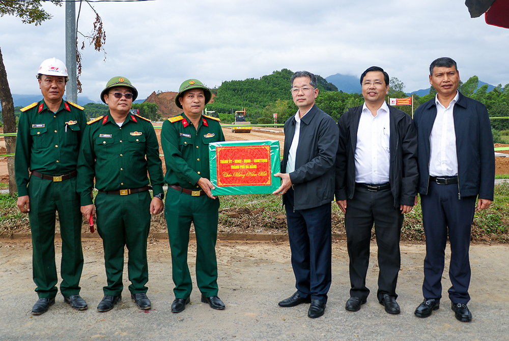 bi thu thanh uy di tham cac don vi tet nam 2025 7