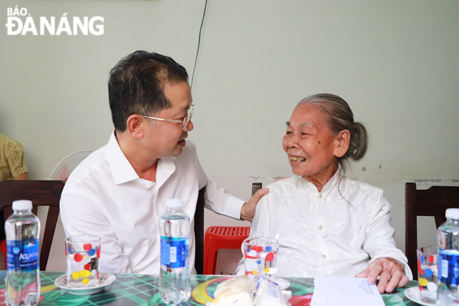 bi thu thanh uy tang qua gia dinh chinh sach 1
