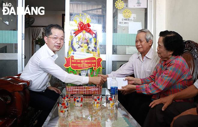 bi thu thanh uy tang qua gia dinh chinh sach