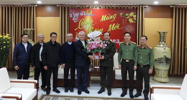 cac don vi chuc tet lanh dao thanh pho