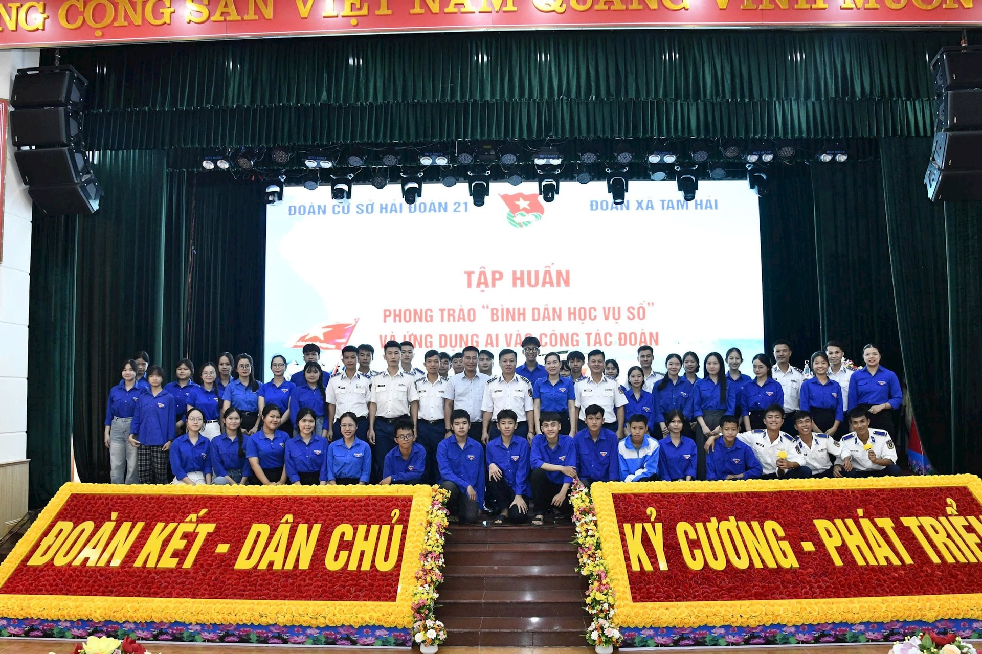 cac dong chi dai bieu chup hinh luu niem voi can bo doan vien thanh nien tham gia tap huan