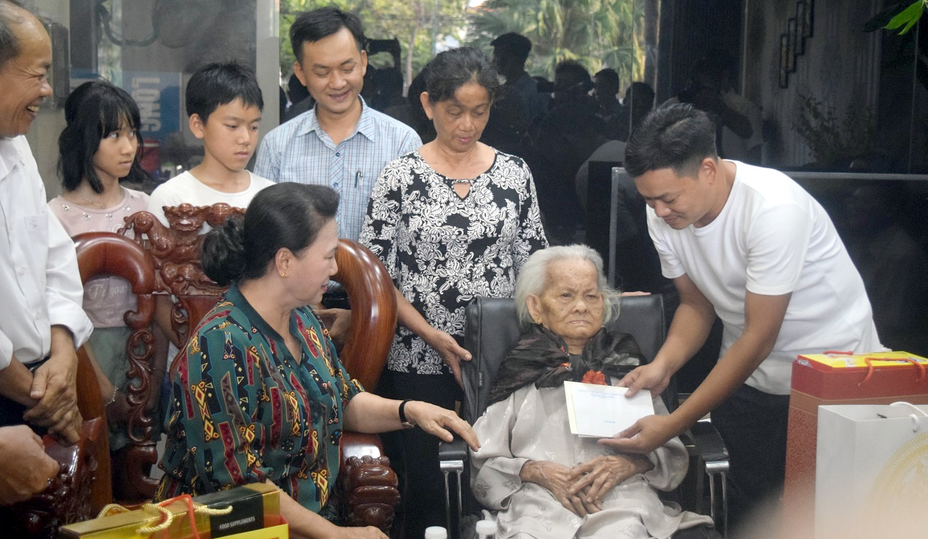 Chủ tịch Quốc hội thăm, tặng quà các gia đình chính sách tại Quảng Nam, Đà Nẵng