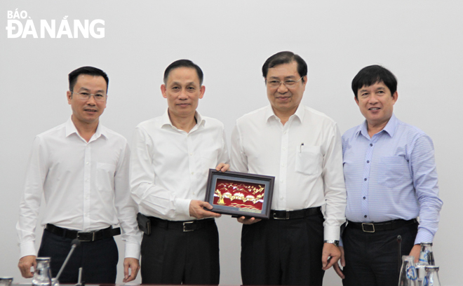 chairman tho 282nd right 29 and visitors from the ministry of foreign affairs