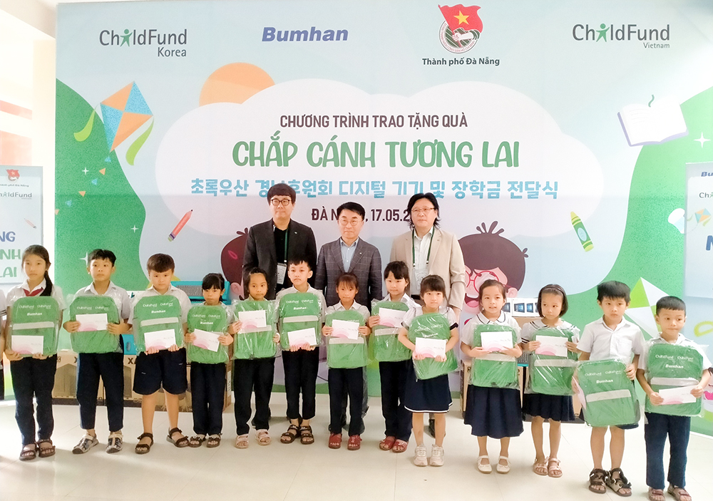 childfund vn tang may tinh cho hoa vang