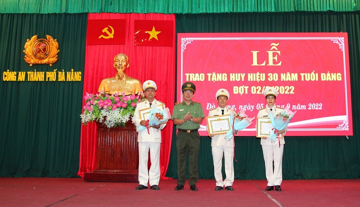 chu nhiem ub kiem tra dang uy catp 1