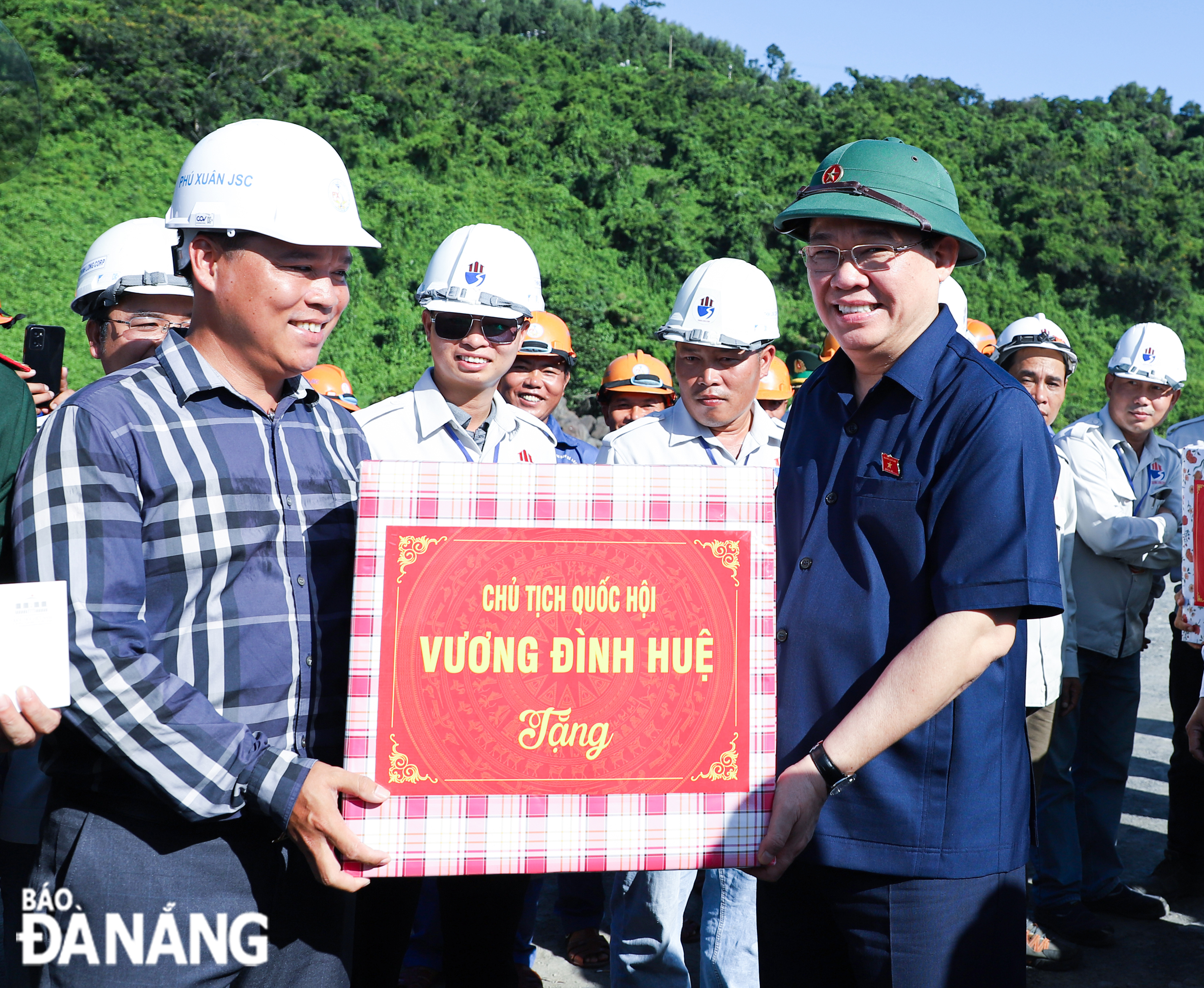 chu tich qh vuong dinh hue tham cang lien chieu