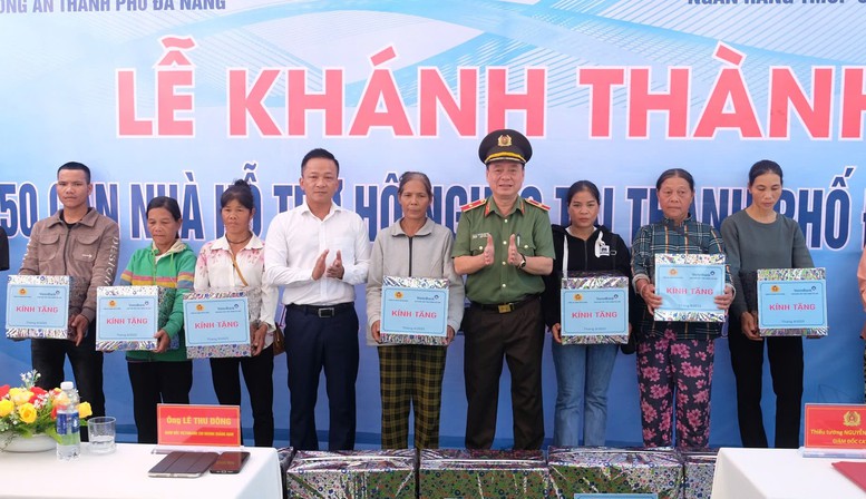 cong an ban giao nha moi cho xa vung cao