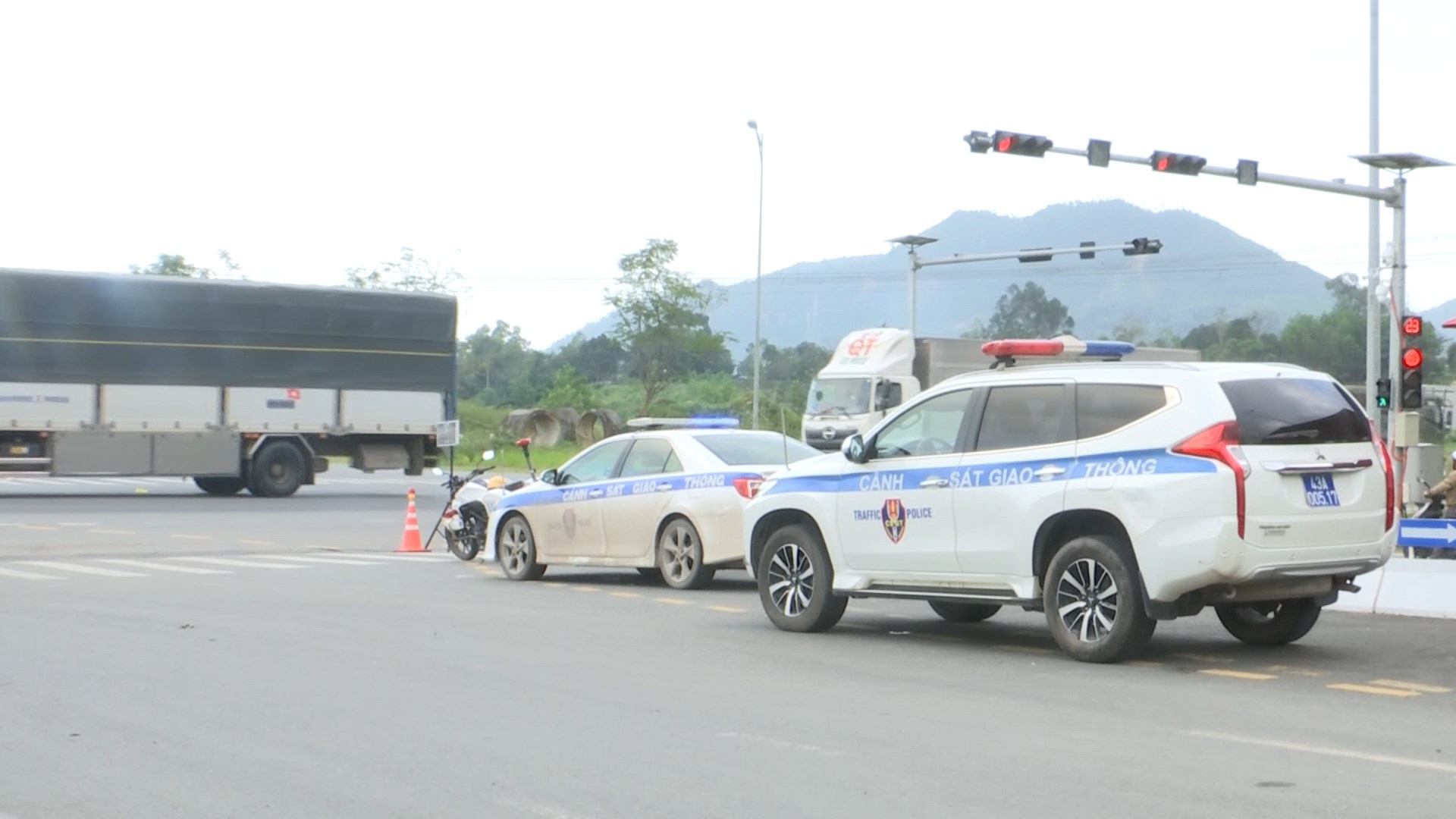 cong an giao thong lap chot tren ql1a